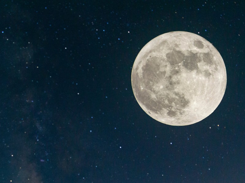 Vollmond am dunklen Nachthimmel.