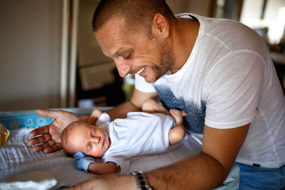 Mit Frau und Baby direkt nach der Geburt zu Hause bleiben - das ist in vielen Unternehmen nur möglich, wenn sich Väter Urlaub nehmen.