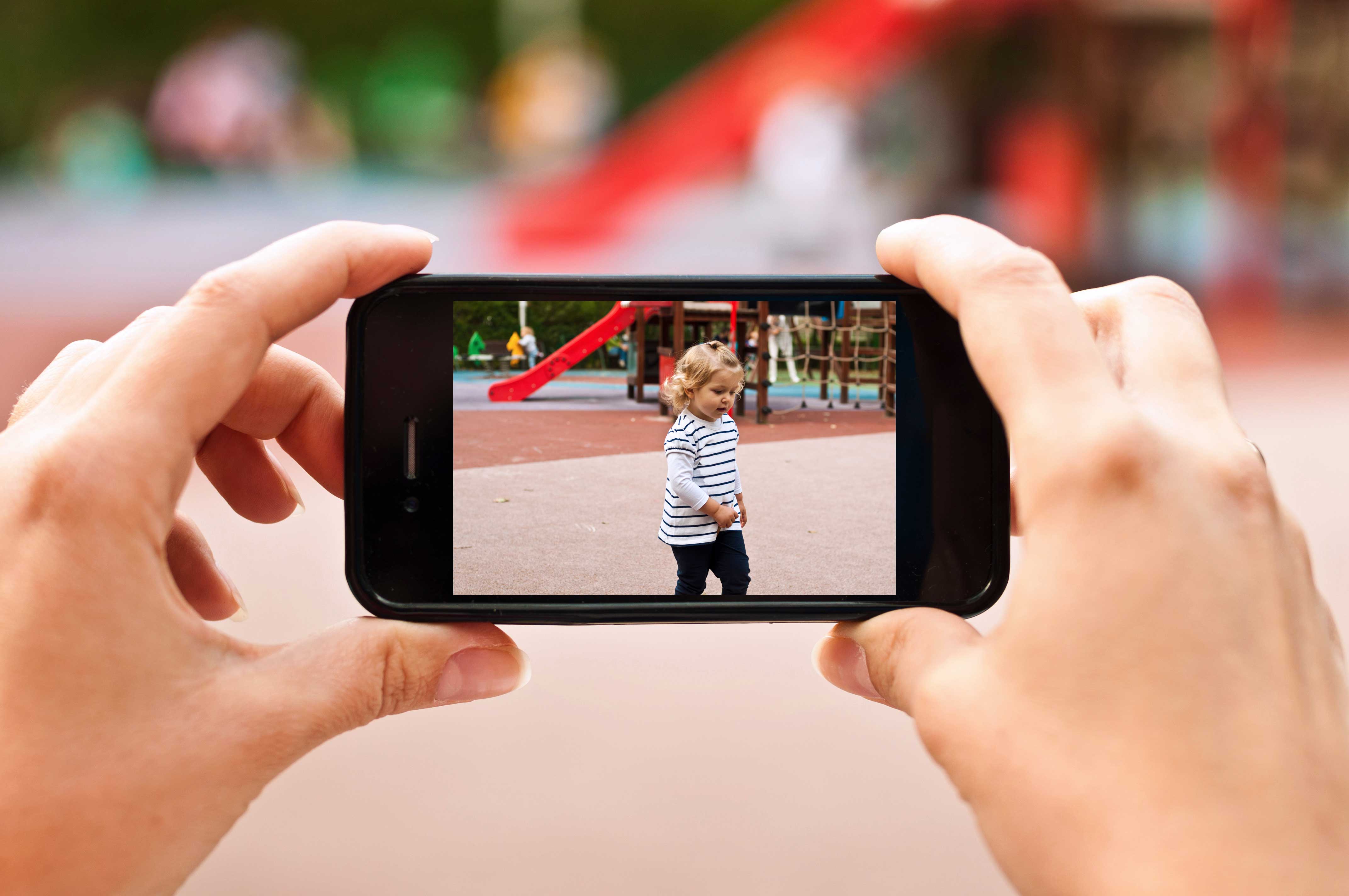 Сфотографировать фото с английского на русский. Ребенок фотографирует на смартфон. Нельзя сфотографировать на телефоне. Публиковать фото. Выкладывание в интернет.