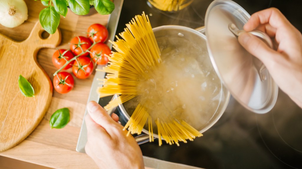 Fett, Dampf und Gerüche: So meisterst du das Kochen ohne Abzugshaube