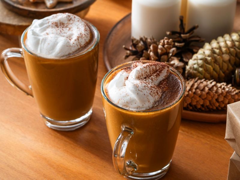 Zwei Tassen Pumpkin Spice Latte mit Sahne