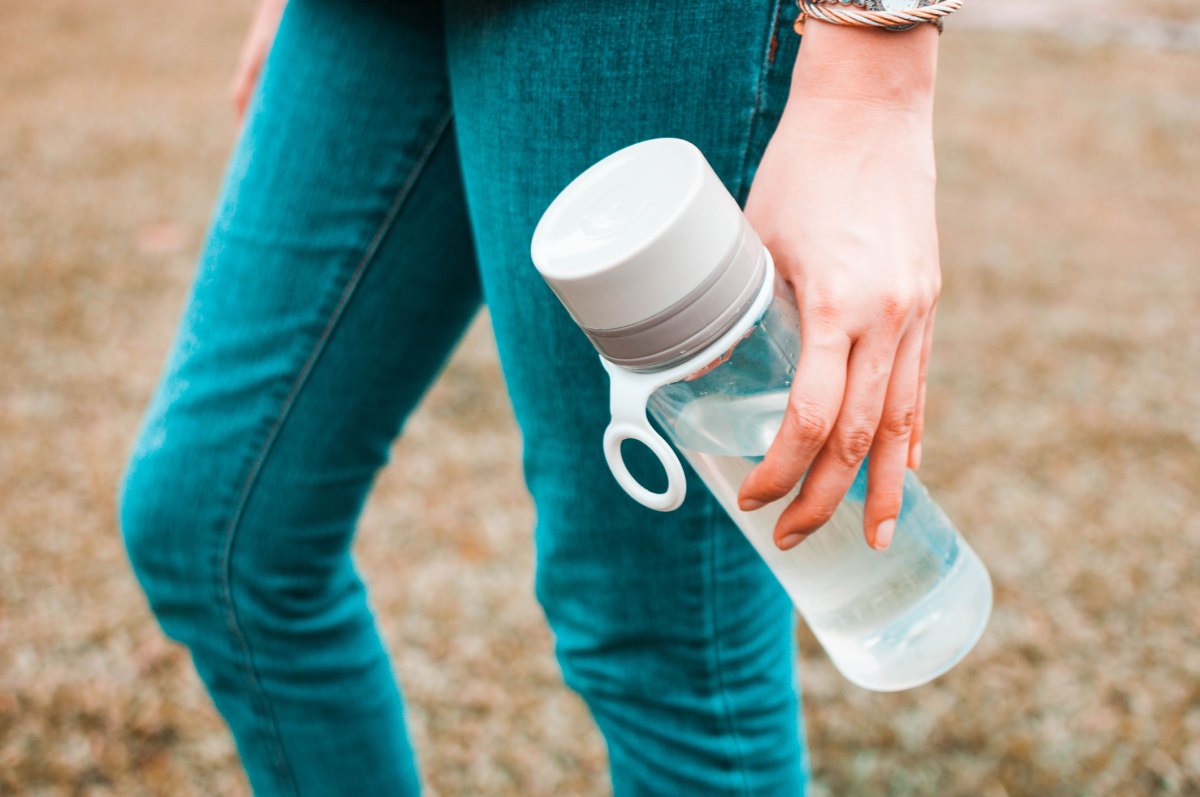 Frauenhand mit Trinkflasche