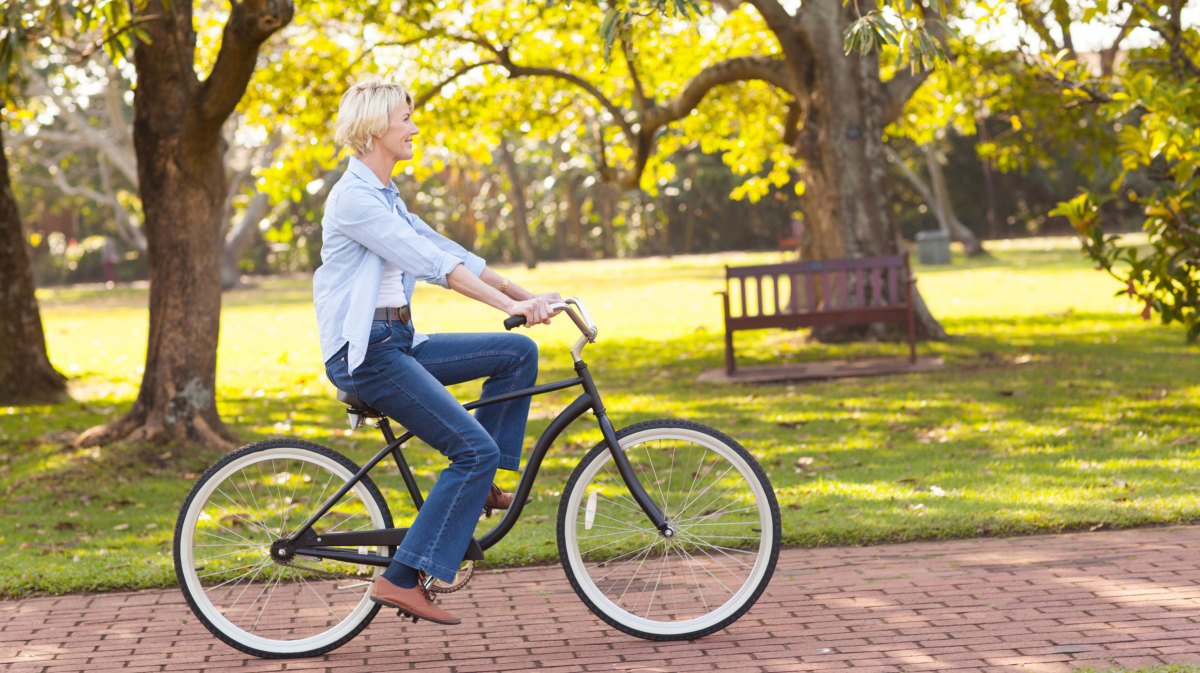 Frau auf einem Fahrrad im Park