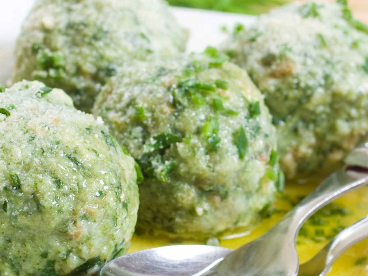 Spinatknödel auf weißem Teller.