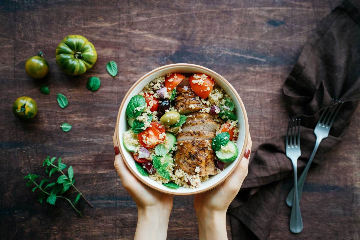 Gericht mit Gemüse mit Quinoa und Hähnchen