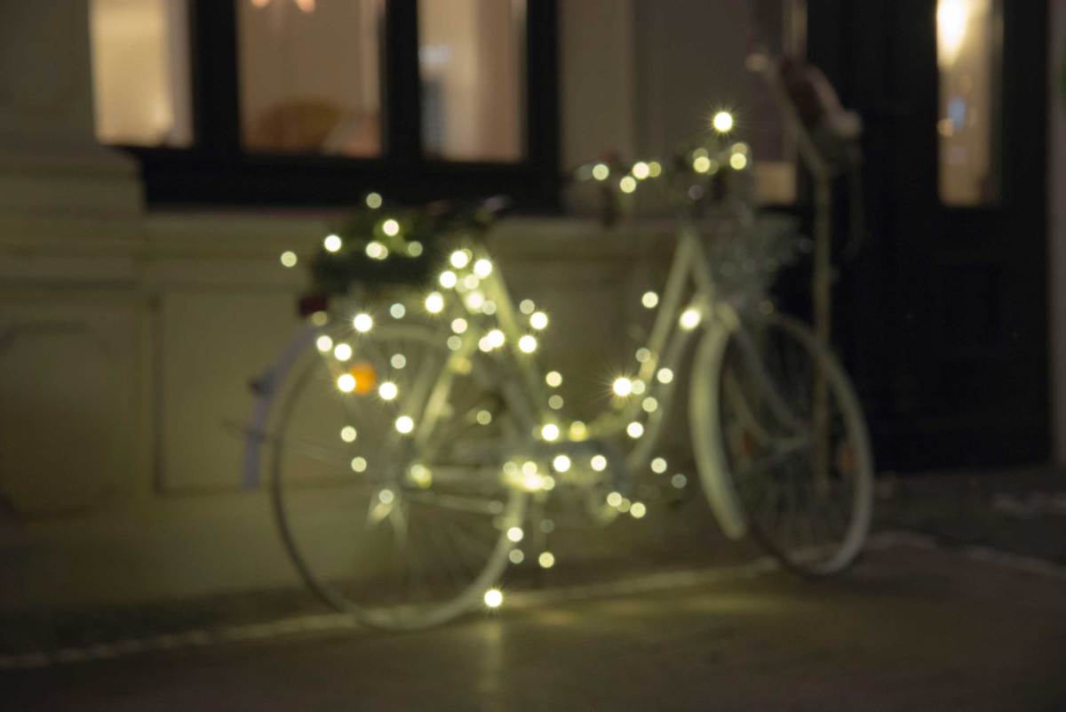 weisses Fahrrad mit Lichterkette dekoriert weichgezeichnet