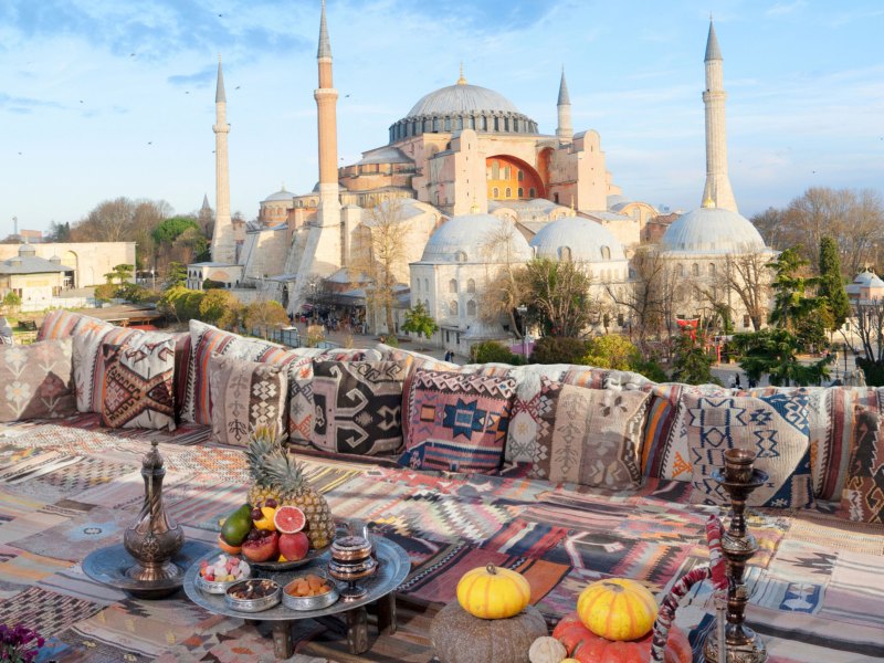 Dachterrasse in der Türkei mit Blick auf eine Moschee