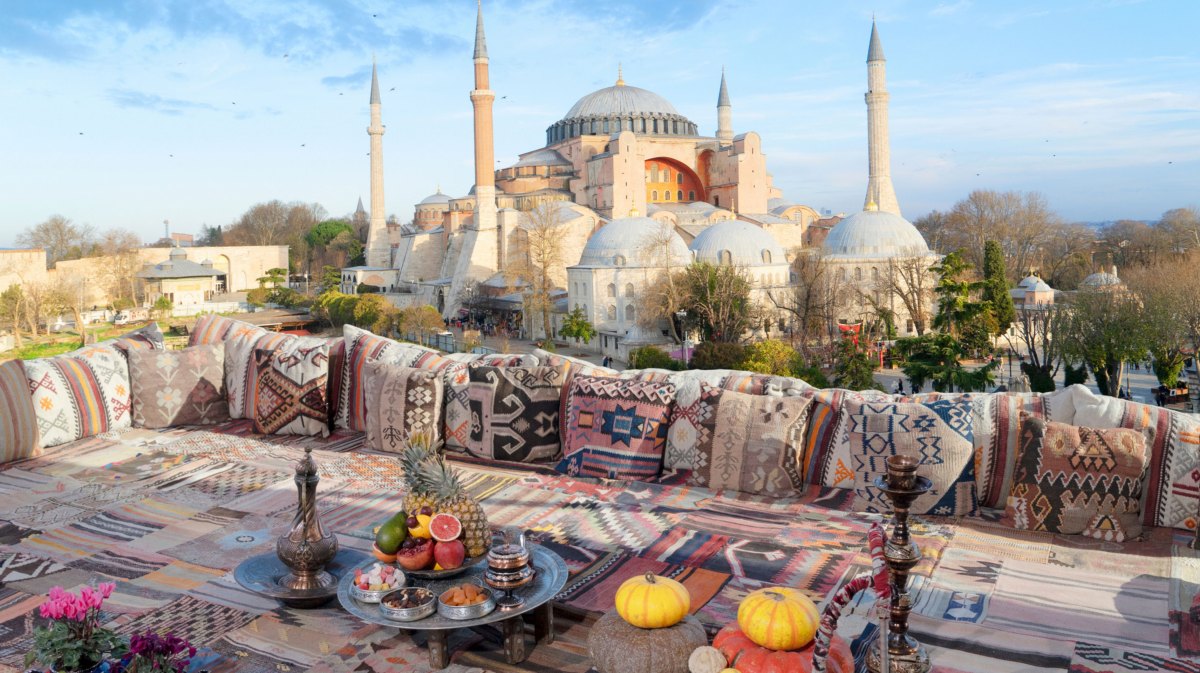 Dachterrasse in der Türkei mit Blick auf eine Moschee