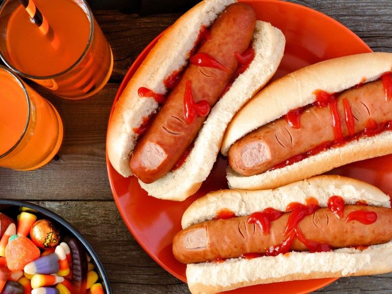 Halloween Snack: Hot Dogs, die wie Finger aussehen.