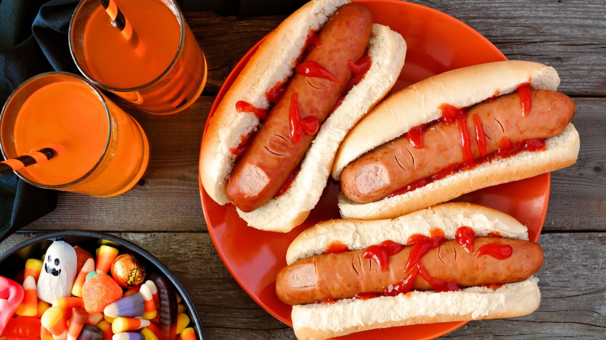 Halloween Snack: Hot Dogs, die wie Finger aussehen.