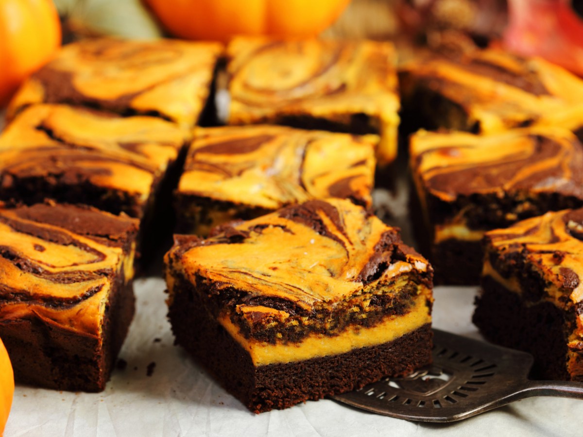 Brownies mit orangener Kürbis-Schicht.