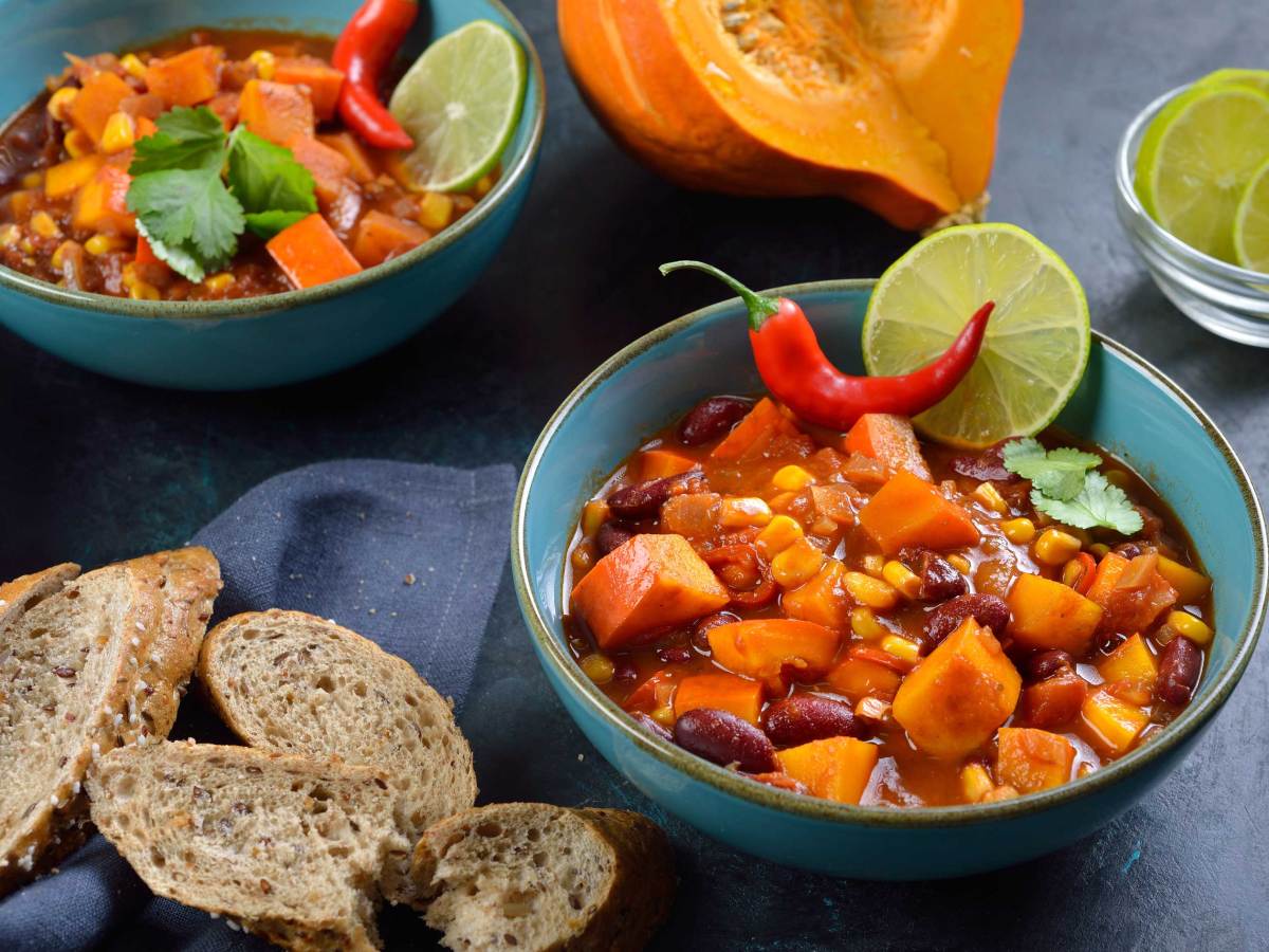 Feuriges Chili con Kürbis aus der veganen Küche mit Limette und Koriander