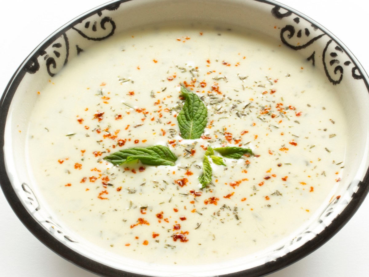 Joghurtsuppe mit Minzblättchen in der Mitte.