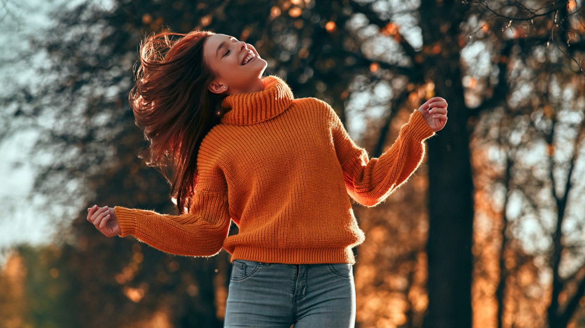 Frau genießt den Herbst.