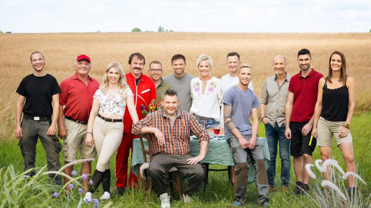 Bauer sucht Frau Landwirte und Landwirtinnen der Staffel 19 sowie Moderatorin Inka Bause in der Mitte.