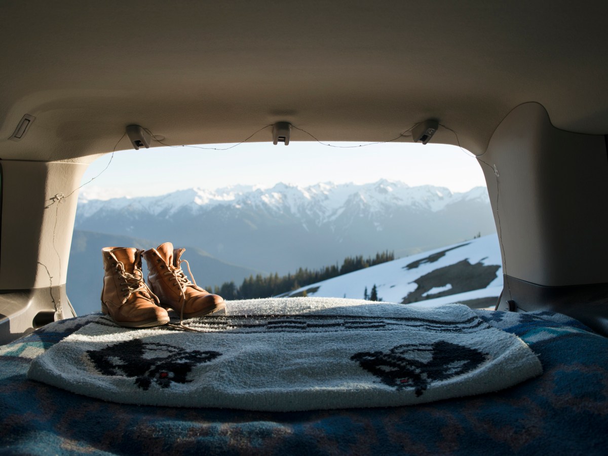 Ein offener Van steht in einer Winterlandschaft