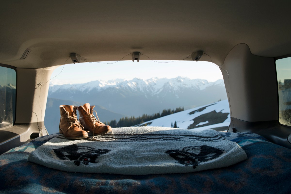 Ein offener Van steht in einer Winterlandschaft