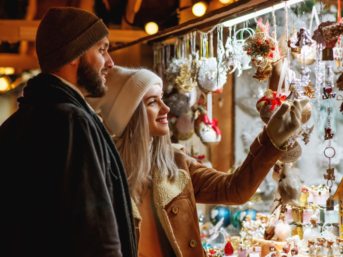 Frau und Mann auf dem Weihnachtsmarkt