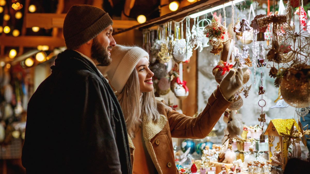 Frau und Mann auf dem Weihnachtsmarkt