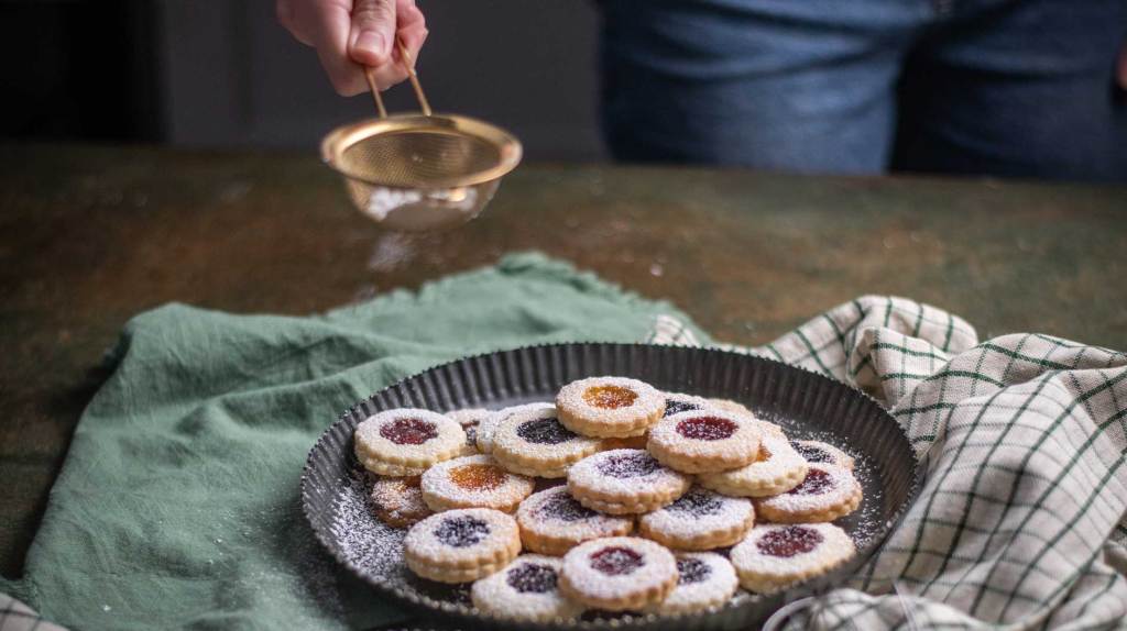 Rezept für köstliche Spitzbuben aus der Low-Carb-Weihnachtsbäckerei