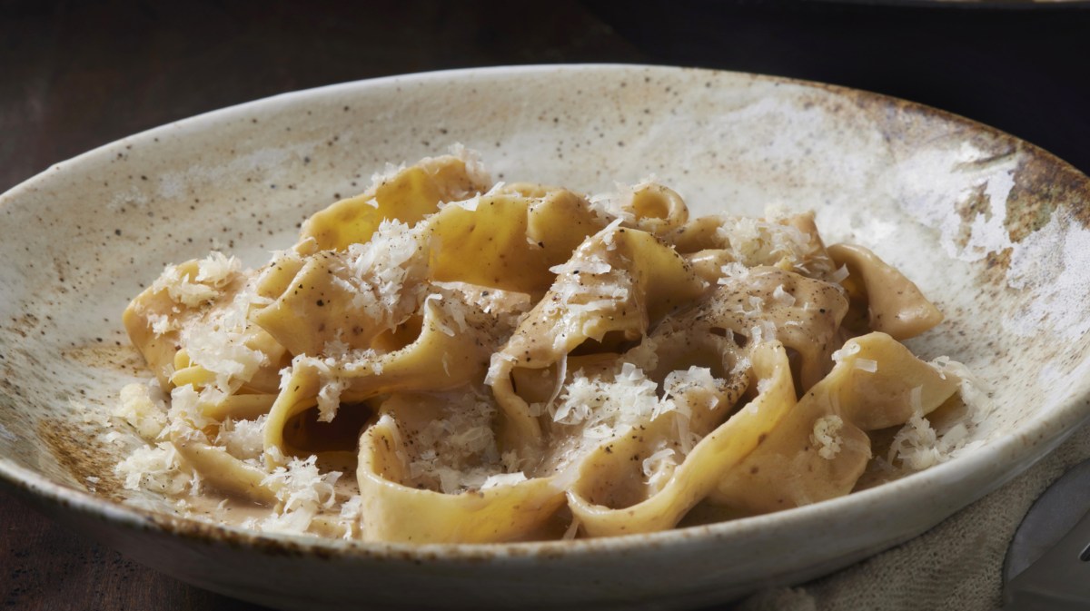 Pasta mit cremiger Sauce und Parmesan.