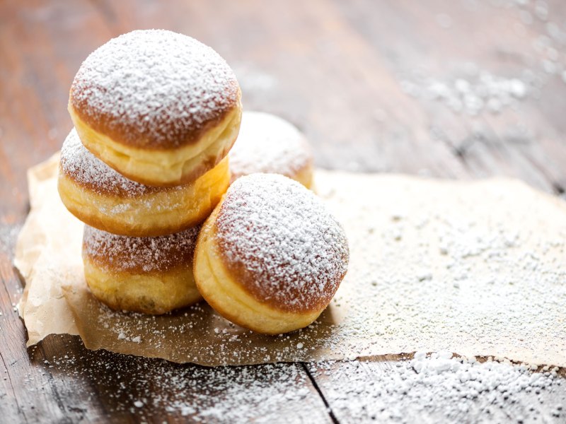 Mit Puderzucker bestäubte Krapfen