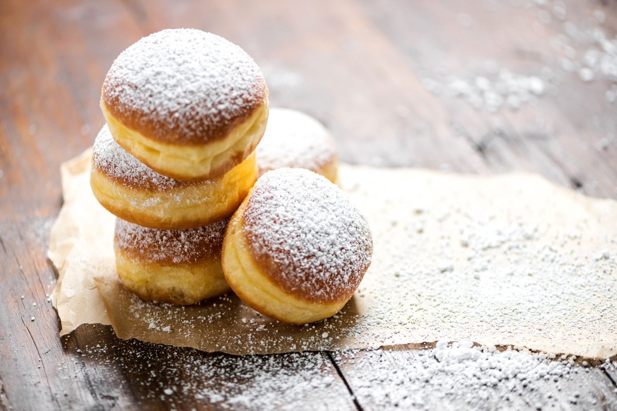 Mit Puderzucker bestäubte Krapfen