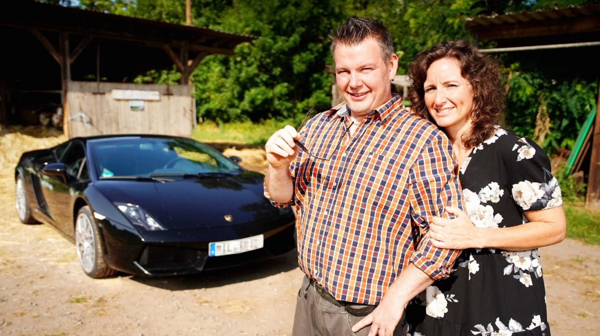 Bauer Steffen und Kathrin vor seinem Lamborghini.