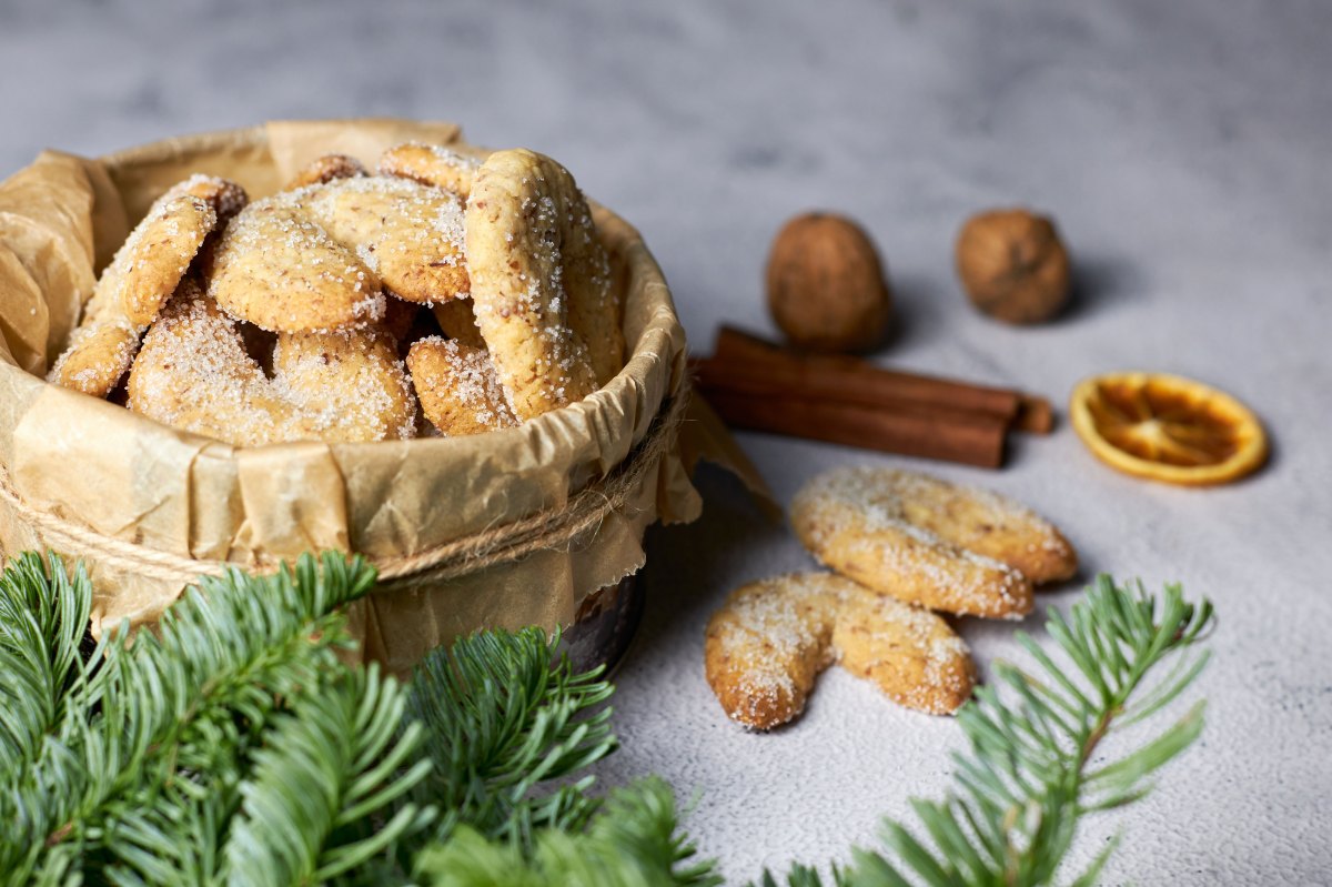 Frisch gebackene Vanillekipferl und Zimtstange