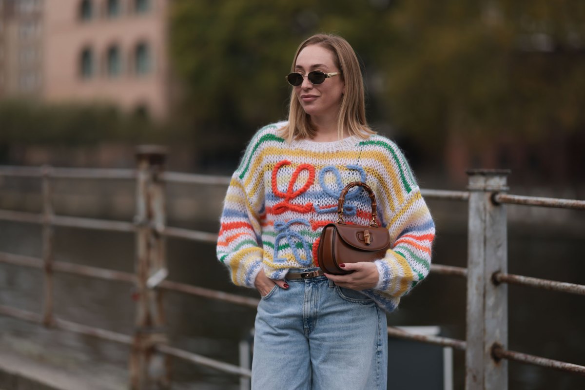 Influencerin Sonia Lyson in buntem Pullover von Loewe.