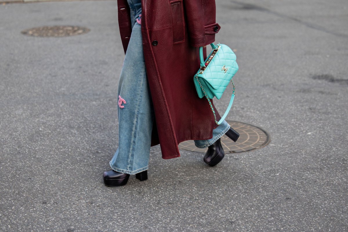 Outfit-Kombi mit Jeans und langem Mantel