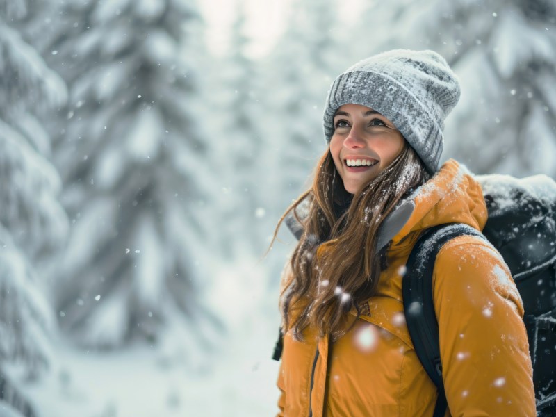 Frau im Schnee, die lacht