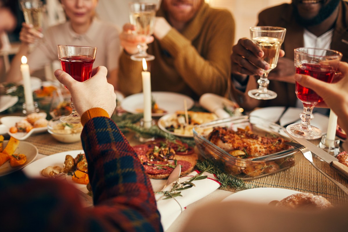 Eine Familie sitzt beim veganen Weihnachtsessen zusammen.