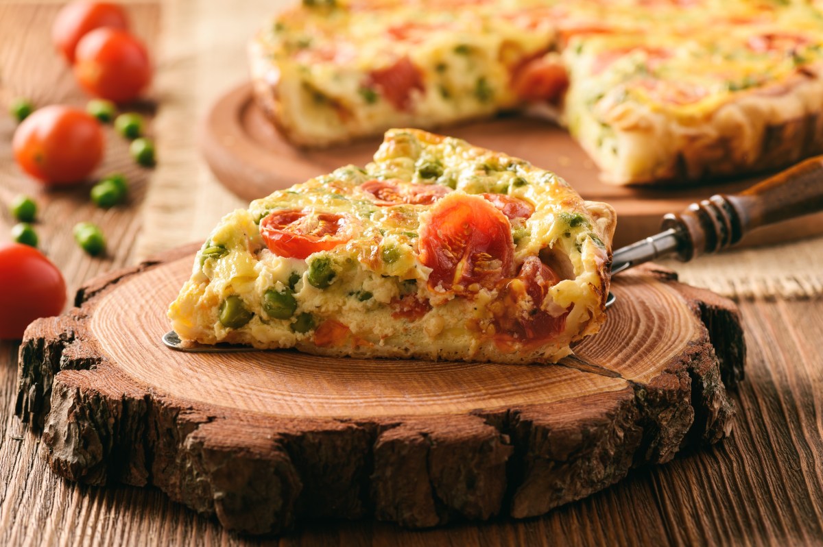 Vegetarische Quiche mit Erbsen und Tomaten.