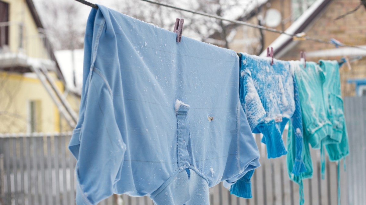 Wäsche ist draußen bei Schnee aufgehangen.