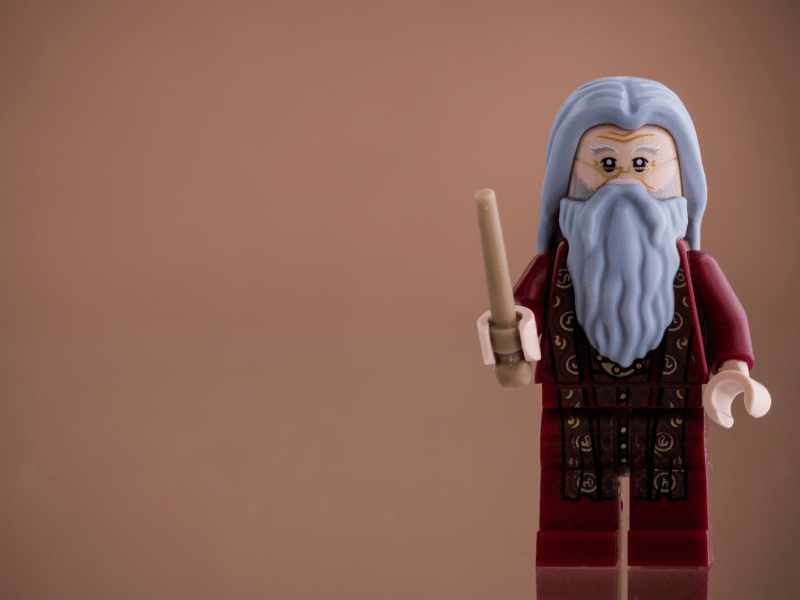 Dumbledore aus Lego vor einem braunen Hintergrund.