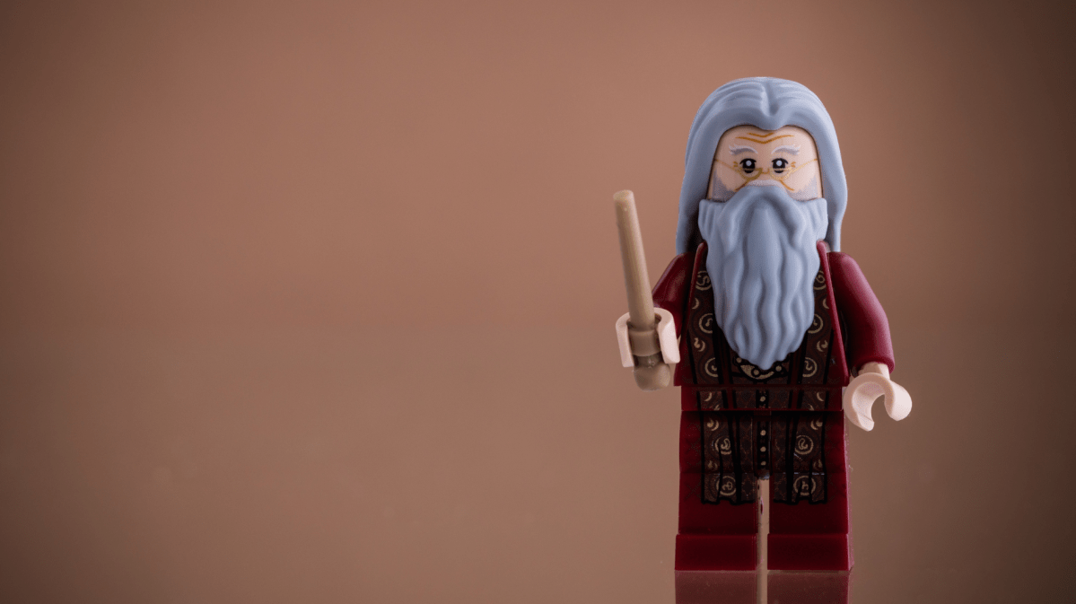 Dumbledore aus Lego vor einem braunen Hintergrund.