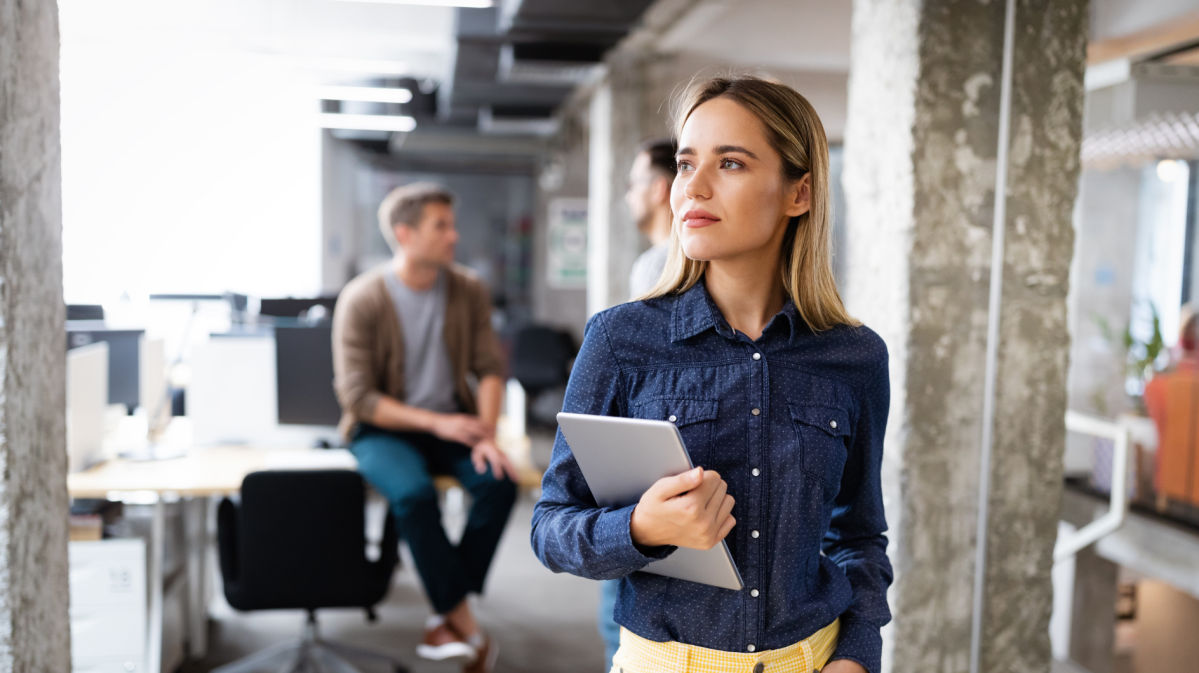 Selbstbewusste Frau im Büro