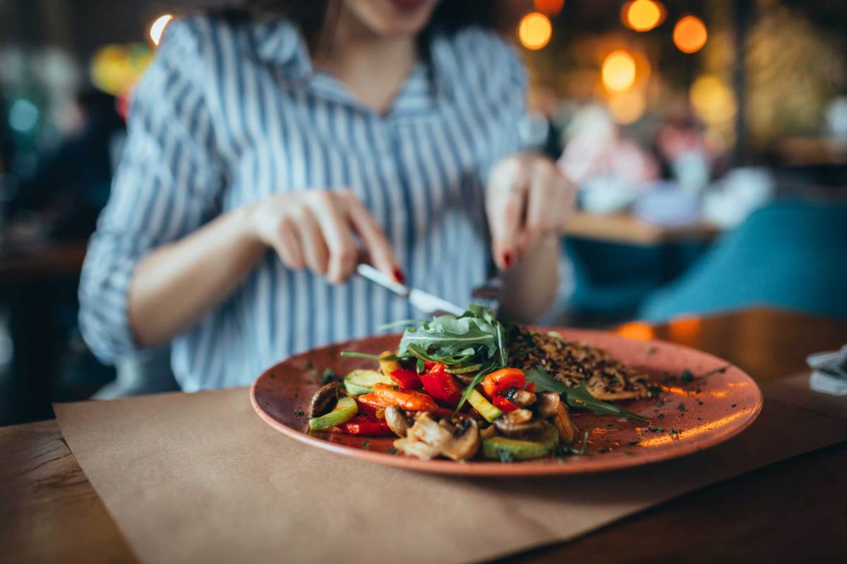 Nahaufnahme einer Frau im Restaurant beim Essen