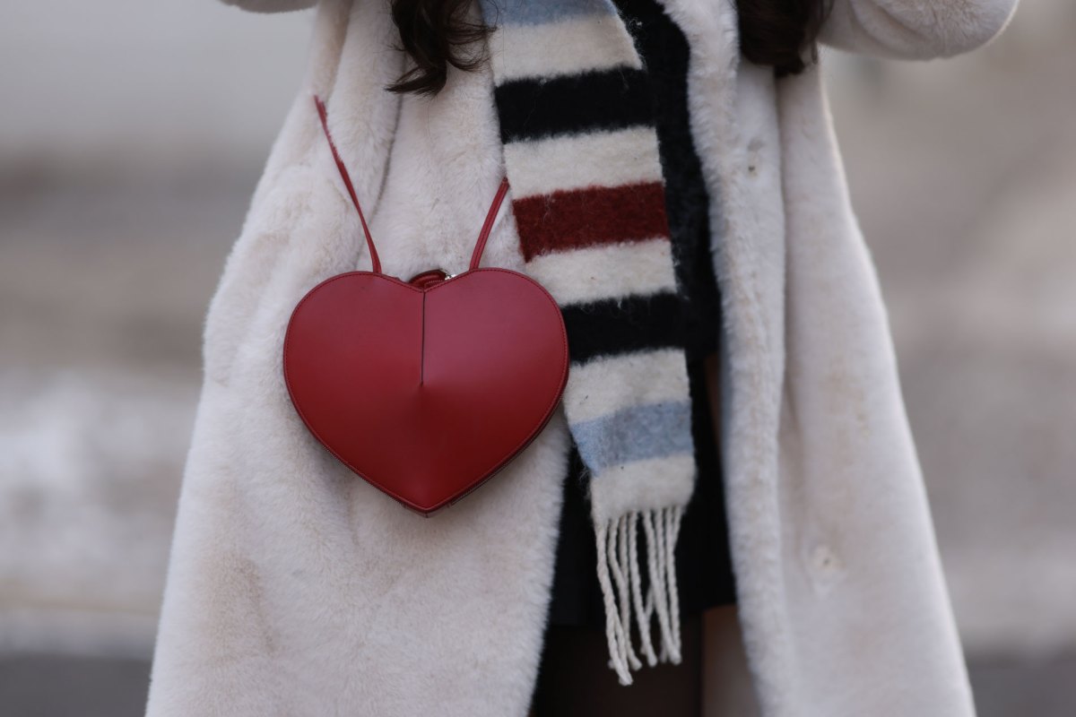 Celine Bethmann mit der "Le Coeur"-Tasche von Alaia in dunklem Rot.