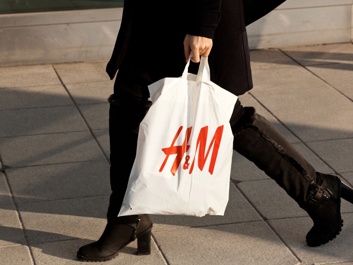 Frau mit Einkaufstüte von H&M