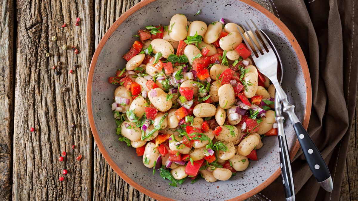 Bohnensalat mit weißen Bohnen, Tomaten, Zwiebel und Minze.