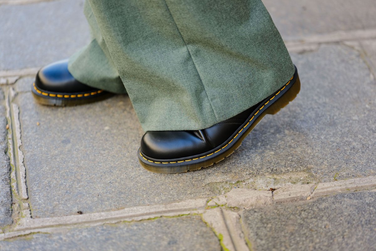 Schwarze Dr. Martens Boots mit der unverkennbaren gelben Naht.