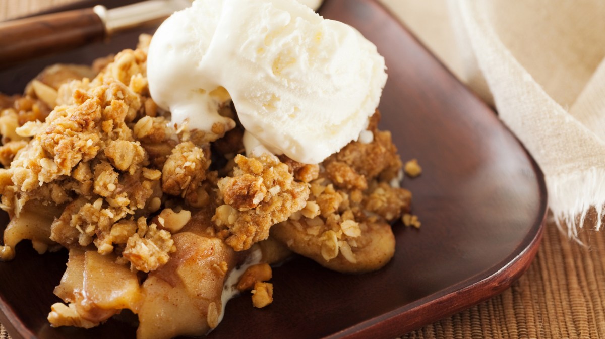 Apple Crumble mit Haferflocken-Crumble und Vanilleeis.