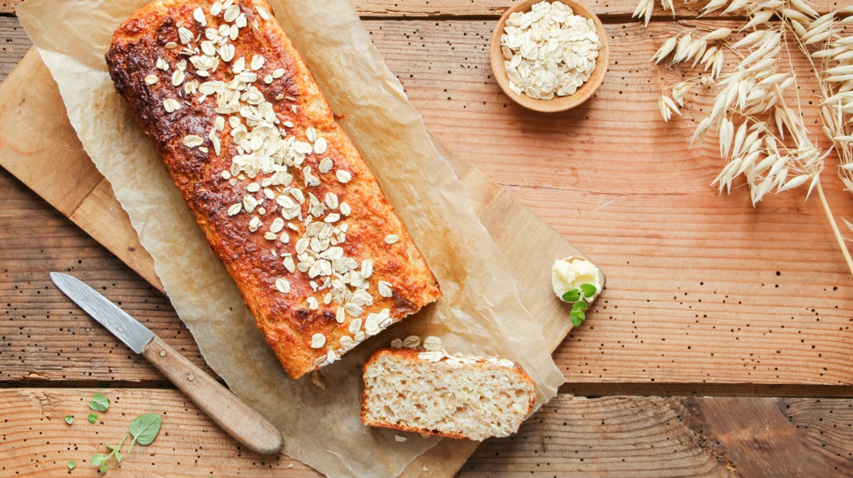 Selbstgebackenes Haferflocken-Quark-Brot auf Holztisch.