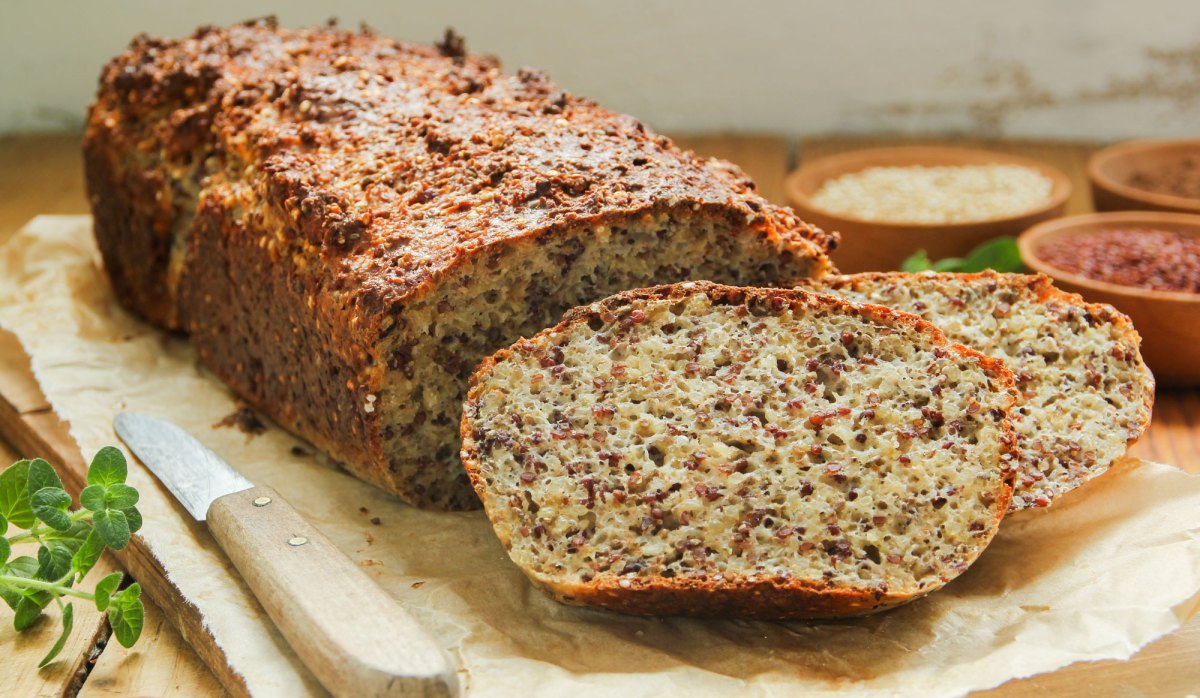 Haferflocken Quark Brot auf Holzbrett