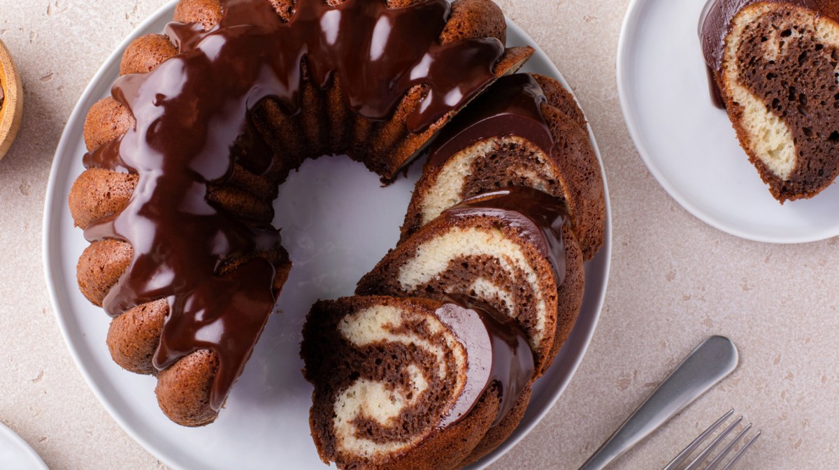 Marmorkuchen aus dem Gugelhupf mit Schoko-Guss.