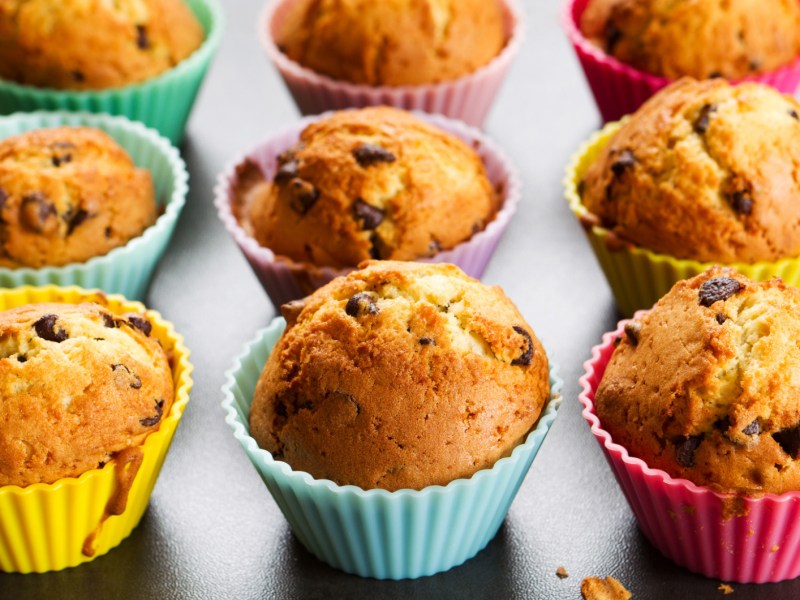 Karamell-Muffins in bunten Förmchen.