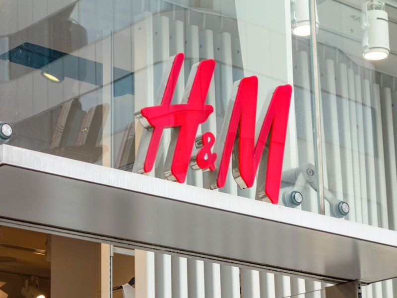 Eine große Auswahl an Kleidern gibt es bei H&M