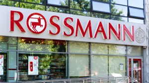 Vorm Eingang einer Rossmann-Drogerie